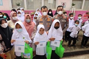 Tinjau Vaksinasi Di Wilkum Polres Tanah Datar, Kombes Pol Satake Bayu Beri Bingkisan.