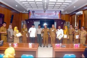 Serahkan Piagam dan SK Pensiun, Ini Kata Bupati Eka.