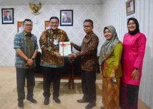 Wabup Richi Aprian Terima 63 Aset BMD Bersertifikat