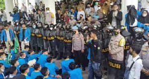 Gelar Aksi Demo Di DPRD Tanah Datar, Ini Tuntutan Mahasiswa.