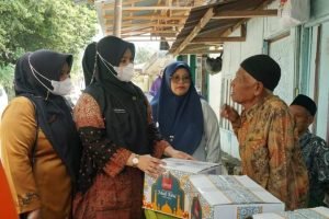 Kunjungi Masyarakat di Batipuh dan Pariangan, Ketua GOW Bagikan Bantuan Paket Lebaran