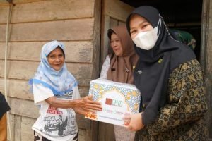 Hari Kedua, GOW Tanah Datar Kunjungi Jorong Mawar I Untuk Bagikan Paket Lebaran