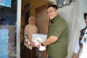 Bagikan Sembako, Wabup Richi Aprian Sasar Pedagang Kecil Salingka Danau Singkarak