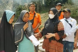 Kunjungi Masyarakat di Batipuh dan Pariangan, Ketua GOW Bagikan Bantuan Paket Lebaran