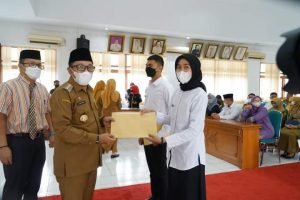 Bupati Eka Putra Serahkan SK CPNS Formasi 2021