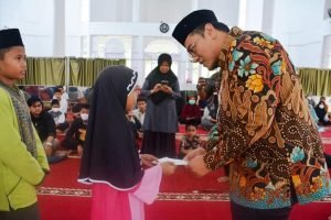 Serahkan Bantuan dari Masjid, Wabup Richi Berpesan Agar Tetap Semangat