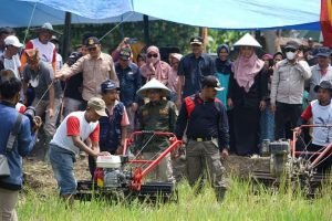 Dukung Pelaksanaan Progul Tanah Datar, Nagari Sumpur Launching Bajak Gratis