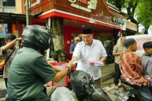 Sambut HUT RI Wabup Richi Aprian Bagi-bagi Bendera Merah Putih Pada Masyarakat