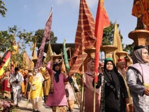 Tabek Patah Baralek Gadang, Maarak Anak Di iringi 1000 Marawa Batik Kain Panjang