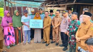 Bupati Eka Putra Serahkan Bantuan Korban Puting Beliung.