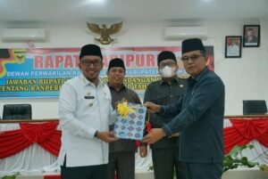 BUPATI EKA PUTRA SAMPAIKAN JAWABAN ATAS PEMANDANGAN UMUM FRAKSI-FRAKSI TERHADAP RANPERDA PERUBAHAN APBD TAHUN 2022
