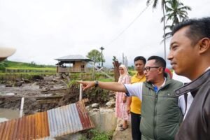 TANGGAP BENCANA, BUPATI BERSAMA JAJARAN TINJAU LANGSUNG BENCANA BANJIR DI TIGO BATUR