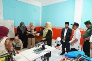 Kunjungi Kelompok Pelatihan Menjahit, Ny. Lise Eka Putra Ajak Berabung Dengan UP2K