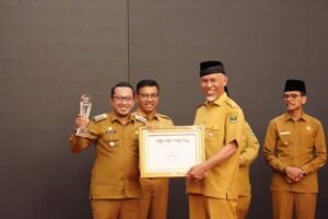 BOMBASTIS BAWA BUPATI EKA PUTRA TERIMA PENGHARGAAN PPD TERBAIK TINGKAT SUMBAR