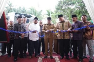 RESMIKAN KANTOR PT. AET INTERNASIONAL, BUPATI EKA PUTRA TERIMA PENGHARGAAN