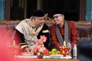 SANDANG GELAR Dt. RAJO BASA, WAMENAKER RI AFRIANSYAH NOOR DIPASANGKAN SALUAK DAN KERIS