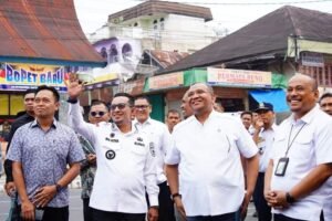 Wamen Naker RI Afriansyah Noor, Dt. Rajo Basa, Kunjungi Pasar Serikat C Batusangkar.