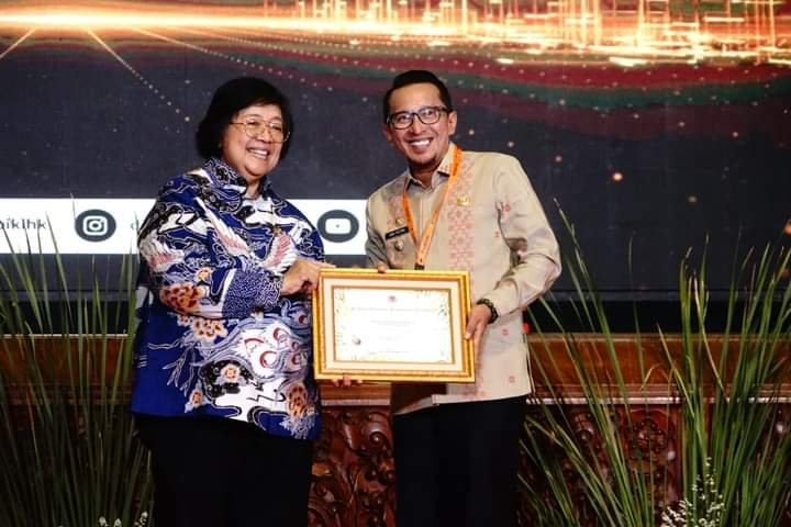 Peduli Proklim, Bupati Eka Putra Raih Penghargaan Dari Menteri LH