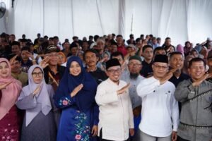 Bupati Eka Putra, Serahkan Bantuan Kepada 1000 Kelompok Tani Di Tanah Datar.