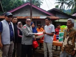 Bupati Eka Putra Serahkan Bantuan Kepada Korban Banjir Bandang.