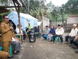 Serahkan Bantuan Bagi Korban Kebakaran, Bupati Eka Putra Ungkapkan Turut Berduka dan Berharap Sabar