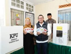 Bupati Eka Putra Gunakan Hak Pilih di TPS 35 Baringin