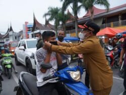Abu Vulkanik Hujani Kota Batusangkar, Bupati Eka Putra Bagikan Masker