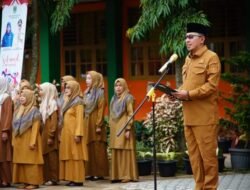 Jadi Inspektur Upacara di SMA N 2 Lintau, Bupati Eka Putra Sampaikan Pesannya