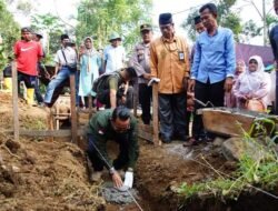 Badrijon Terima Bantuan RTLH, Bupati Eka Putra Letakkan Batu Pertama