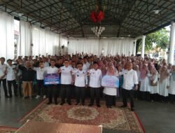 Peduli Dengan Tenaga Pendidik, Bupati Eka Putra, Berikan Bantuan Transportasi.