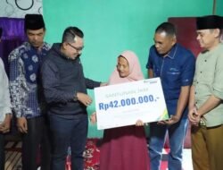 Sampaikan Duka Yang Mendalam, Bupati Eka Putra Serahkan Santunan BPJS Ketenagakerjaan Kepada Ahli Waris Almarhum Jhon Fitri