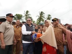 Bupati Eka Putra Tinjau Tumah Warga Teremdam Banjir.