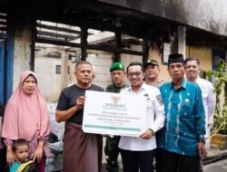 Bupati Eka Putra Serahkan Bantuan Baznas untuk Korban Kebakaran