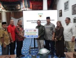 Restoran Sederhana Grup dan Perantau Lintau Serahkan Bantuan Galodo