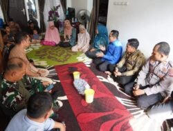 Turut Rasakan Duka, Bupati Bersama Istri Kunjungi Salah Satu Keluarga Korban Bencana Banjir Bandang