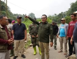 Kunjungi Kerusakan Jembatan Akibat Bencana, Bupati Eka Putra Sampaikan Pesan Ini