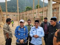 Tinjau Pembangunan Pabrik Olahan Tomat,Bupati Eka Putra : Ini Solusi Untuk Petani Agar harga Tetap Stabil.