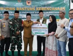Serahkan Bantuan, Bupati Eka Putra Minta Masyarakat Jangan Mudah Percaya Hoaks