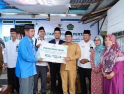 Ainil Mardiyah Terima Bantuan Rehab RTLH, Bupati Eka Putra Letakkan Batu Pertama