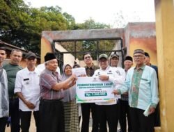 Kebakaran 17 Agustus 2024, Bupati Eka Putra serahkan bantuan