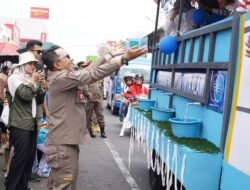 Sempat Diguyur Hujan, Pawai Alegoris Di Tanah Datar Meriah