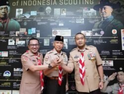 Berjasa Bagi Kepramukaan Di Tanah Datar, Bupati Eka Putra Terima Lencana Melati