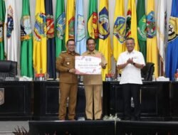 Terbaik Pengendalian Inflasi Daerah, Bupati Eka Putra Terima Bantuan Dana Fiskal Rp5,8 Milyar