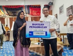 Bupati Eka Putra Berikan Bantuan Berobat Gratis pada 59 Masyarakat Tanah Datar