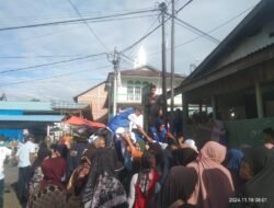 Menyala Tim Epyardi-Ekos, Bantu Pengunjung Pasar Sungayang Dengan Bahan Pokok