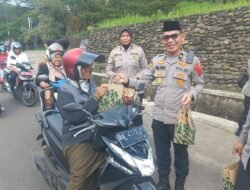 Pererat Hubungan Polisi Dengan Masyarakat,Polres Tanah Datar Bagikan 120 Paket Takjil.
