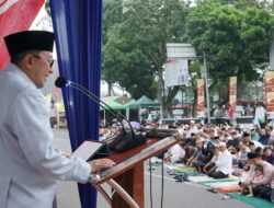 Hujan Tak Surutkan Antusias, Ribuan Umat Muslim Laksanakan Shalat Idulfitri di Lapangan Cindua Mato