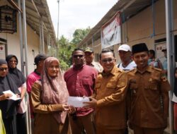 Bupati Eka Putra Salurkan Bantuan Raja Pagaruyung untuk Korban Bencana Tanah Datar