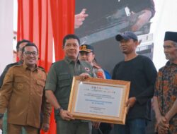 Kepala BNPB Serahkan Bantuan Dana Stimulan Rumah Rusak Kepada 126 KK di Tanah Datar